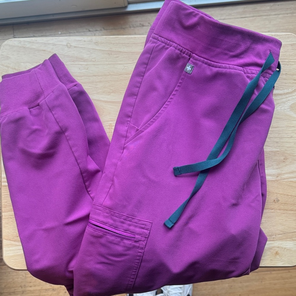 Figs Women's FUCHSIA scrub set